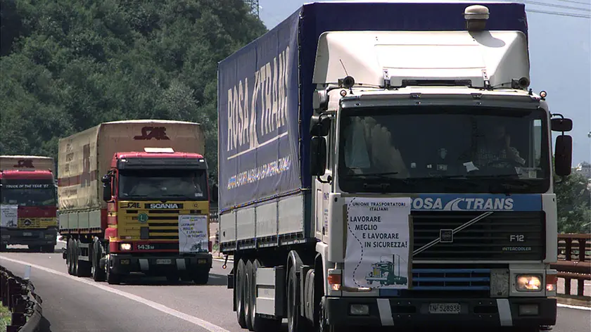 TIR SULLA BRENNERO OPERAZIONE LUMACA