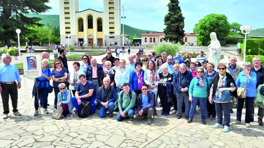 il veterano Sbuelz, l’ultimo a sinistra con un gruppo di pellegrini a Medjugorje