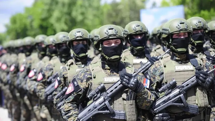 Truppe dell’esercito serbo in parata a Belgrado in una foto dall’archivio
