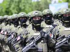 Truppe dell’esercito serbo in parata a Belgrado in una foto dall’archivio