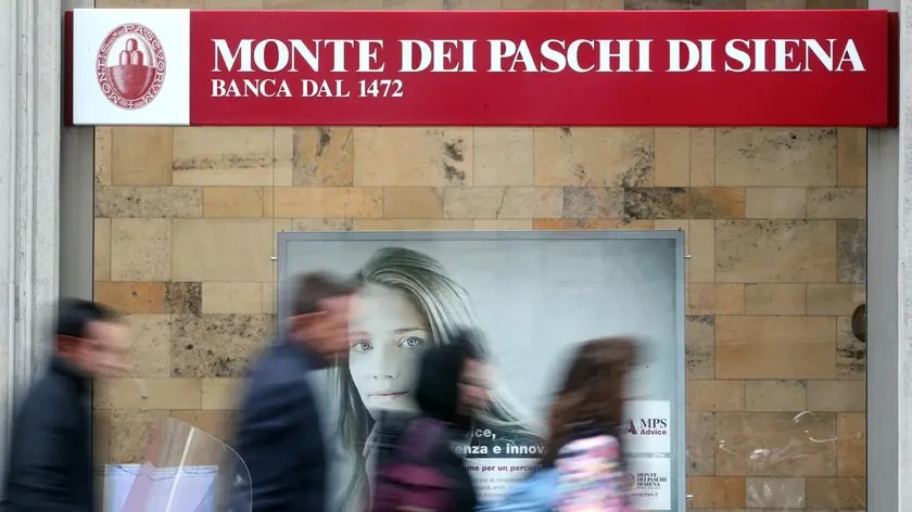La filiale del Monte dei Paschi di Siena in via Manzoni, a Milano. ANSA/MATTEO BAZZI