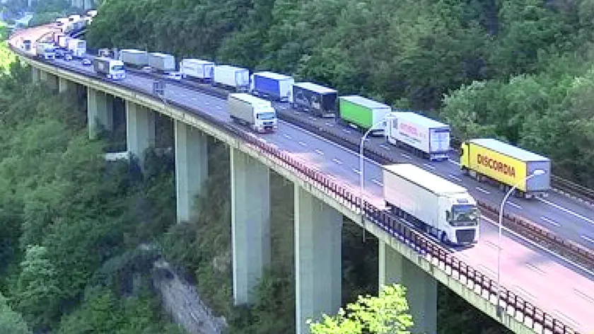 Un serpentone di mezzi pesanti lungo l’autostrada del Brennero