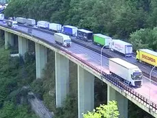 Un serpentone di mezzi pesanti lungo l’autostrada del Brennero