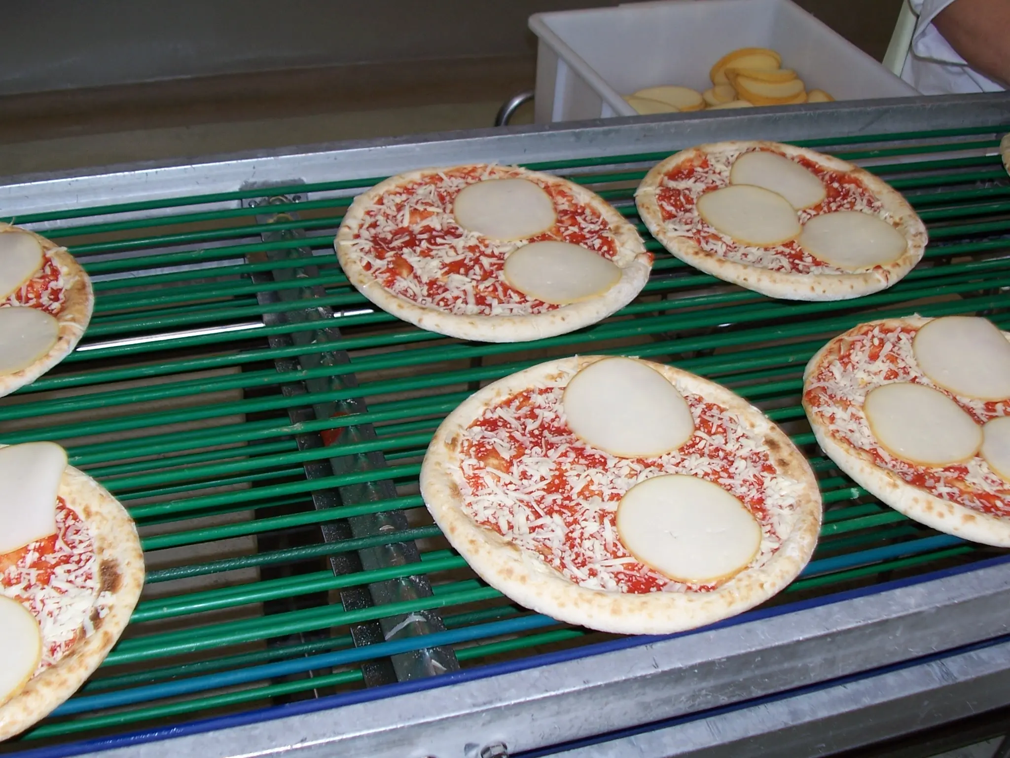 Produzione di pizze alla Roncadin