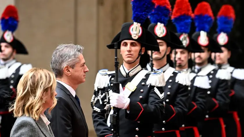 Meloni e Golob nel piazzale interno a palazzo Chigi