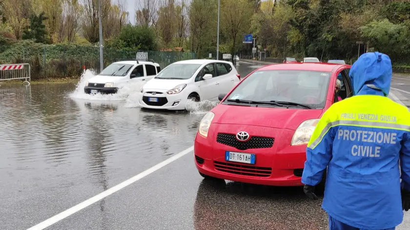 Automobili alle prese con l’acqua alta nella zona di Muggia (Lasorte)