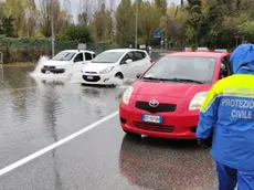 Automobili alle prese con l’acqua alta nella zona di Muggia (Lasorte)