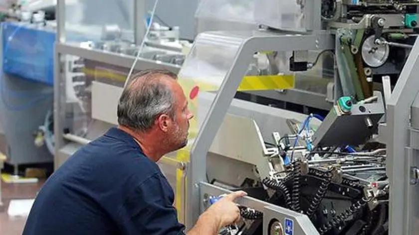 Un'operaio metalmeccanico al lavoro in un'immagine d'archivio. GIORGIO BENVENUTI-ARCHIVIO / ANSA / DC