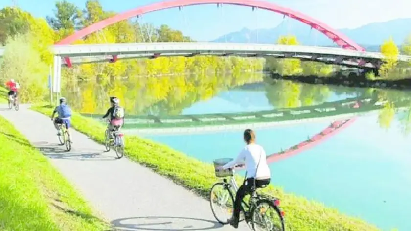 Un tratto della ciclovia lungo ilfiume D rava nei pressi di Osijek in Croazia. Foto Alpe Adria Bike