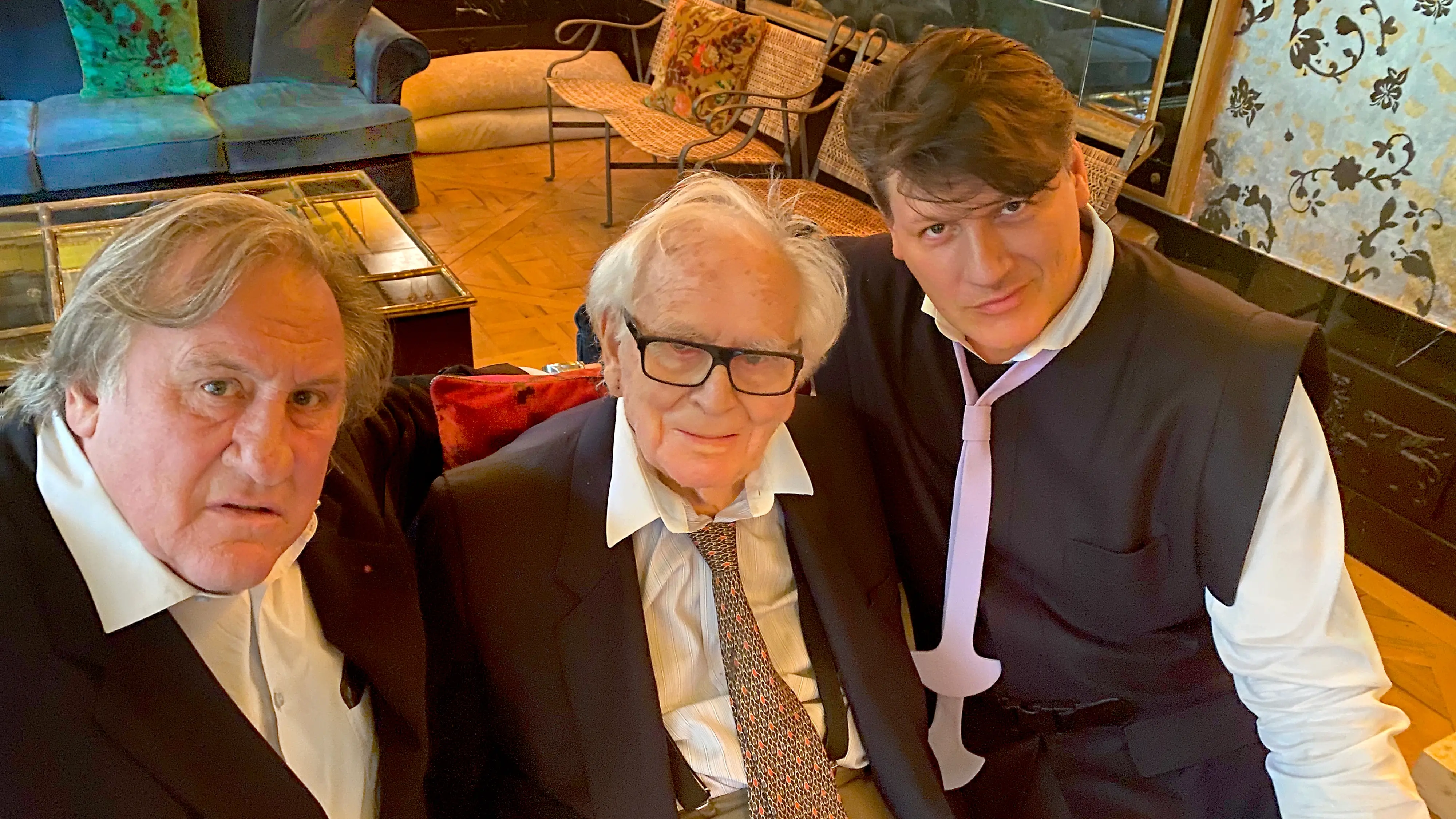 Nella foto da sinistra Gerard Depardieu, Pierre Cardin e il nipote Rodrigo. E' stata scattata in occasione del suo 98° compleanno il 2 luglio 2020