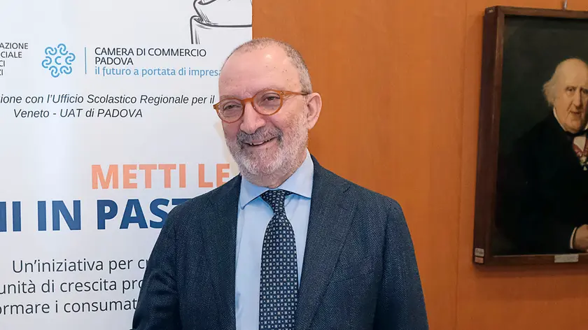 TOME-AGENZIA BIANCHI- PADOVA- CAMERA DI COMMERCIO- CONF STAMPA- PRESENTAZIONE INIZIATIVA APPE- CAREER DAY PER STUDENTI . FEDERICA LUNI , PASTICCERIA ESTENSE CON IL PRES. CAMERA DI COMMERCIO ANTONIO SANTOCONO.