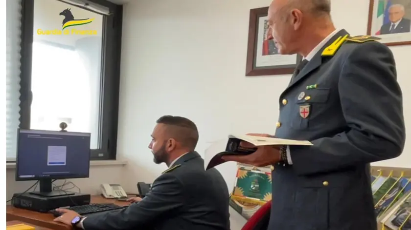 Aveva creato una società che sulla carta offriva servizi di somministrazione di lavoratori interinali con sede legale a Olbia, ma era solo una scatola vuota che sgravava degli oneri fiscali tre aziende del Veneto che operavano nel settore metalmeccanico e che gestivano, invece, direttamente i propri dipendenti. Complessivamente, come ha accertato la Guardia di Finanza di Olbia, l'evasione ammonta a oltre 3 milioni di euro di imponibile e oltre 650 mila euro di Iva non pagata. Gli 8 indagati devono rispondere a vario titolo di reati fiscali, riciclaggio e interposizione fraudolenta di manodopera. ANSA/GUARDIA DI FINANZA EDITORIAL USE ONLY NO SALES