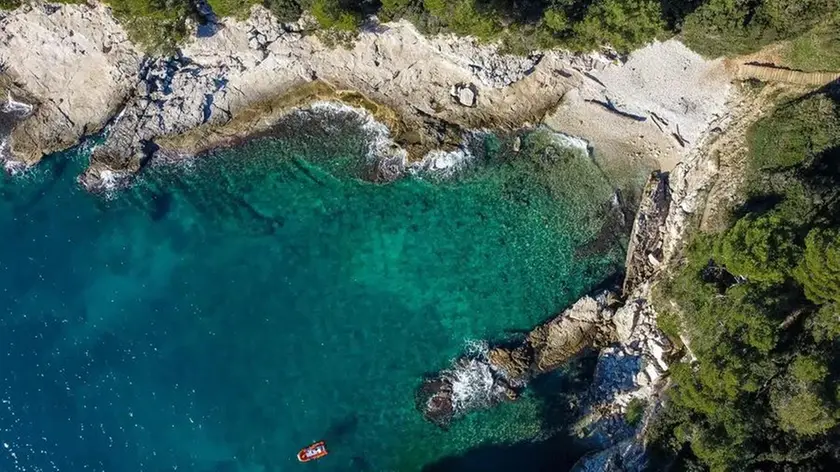 L’area con la spiaggia e l’accesso alla grotta. foto da putnikofer.hr