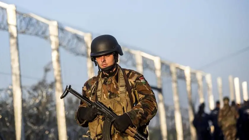 Militare presidia il muro anti migranti innalzato dall’Ungheria