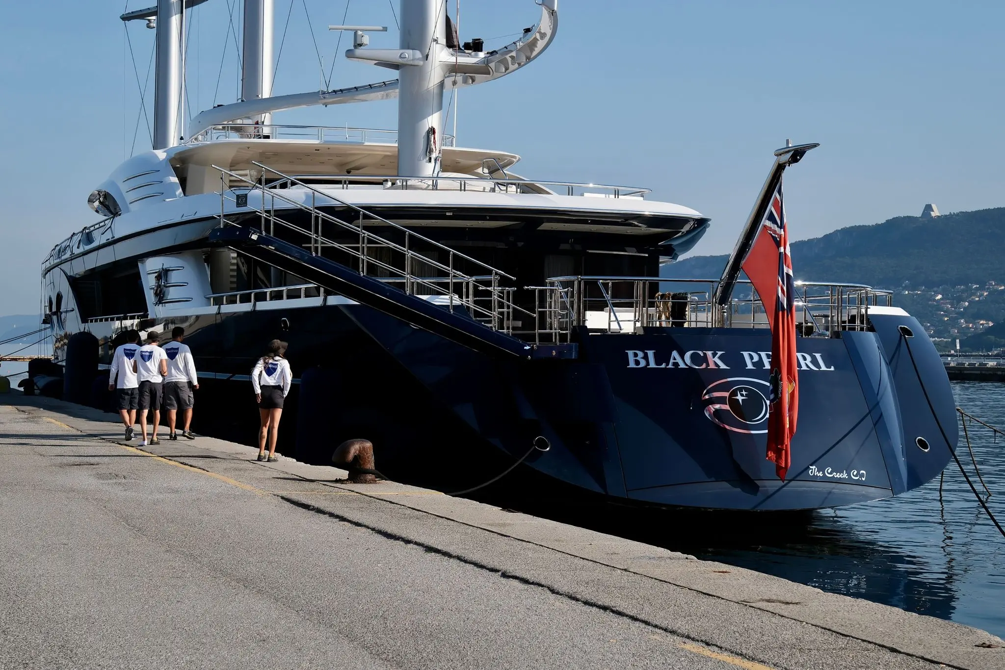 La Perla Nera ha fatto la sua comparsa nel golfo di Trieste. Non stiamo parlando della mitica nave pirata di Jack Sparrow ma del "Black Pearl", il superyacht a vela da centocinque metri, nato nel 2018 nel cantiere olandese Oceanco. Si tratta di una delle barche a vela più grandi ed ecologiche del mondo, dotato dell'innovativo sistema di navigazione DynaRig e di un sistema di propulsione che sfrutta l'energia cinetica sotto vela. Nel golfo di Trieste si trovano quindi contemporaneamente due super yacht a vela da record: oltre a Black Pearl c'è A, il megayacht da 142 metri sequestrato all'oligarca russo Andrej Melnichenko ormai oltre un anno fa. Nelle foto di Massimo Silvano lo vediamo ormeggiato a Trieste, dove è approdato nel tardo pomeriggio di domenica da Ragusa (Dubrovnik).