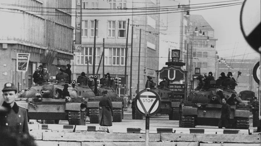 Un'immagine del 13 agosto 1961 mostra l'inizio della costruzione del Muro di Berlino, per 28 anni simbolo della Guerra Fredda e della divisione della Germania. Ad operazione ultimata, il " Muro della vergogna " si snodava per complessivi 155 km, dei quali 43,1 separavano Berlino est dalla parte occidentale della citta' sotto controllo alleato, mentre i restanti 111,9 isolavano Berlino ovest dal resto della Germania comunista. Il " Muro " fu demolito il 9 novembre 1989. Il 3 ottobre 1990 la Germania venne riunificata. ANSA/KLD