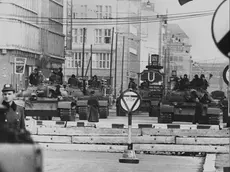 Un'immagine del 13 agosto 1961 mostra l'inizio della costruzione del Muro di Berlino, per 28 anni simbolo della Guerra Fredda e della divisione della Germania. Ad operazione ultimata, il " Muro della vergogna " si snodava per complessivi 155 km, dei quali 43,1 separavano Berlino est dalla parte occidentale della citta' sotto controllo alleato, mentre i restanti 111,9 isolavano Berlino ovest dal resto della Germania comunista. Il " Muro " fu demolito il 9 novembre 1989. Il 3 ottobre 1990 la Germania venne riunificata. ANSA/KLD