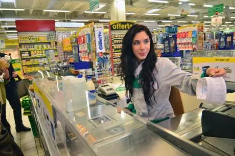 Le liberalizzazioni portano al lavoro domenicale i primi studenti, assunti con apposito contratto, nei supermercati del veneziano Gruppo Pam. Cristina Fregonese, studentessa in Legge, al lavoro alle casse del Pam Store di Spinea, questa mattina 15 aprile 2012. Cristina e' stata assunta dall'azienda per lavorare esclusivamente alla domenica. ANSA/ANDREA MEROLA