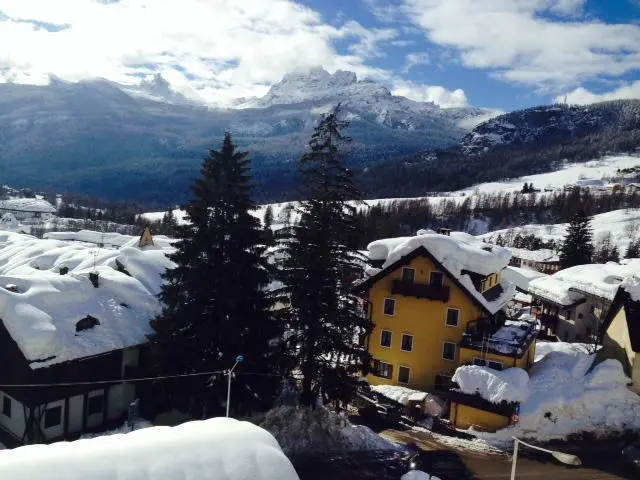 Cortina, oggi sotto il sole, si avvia verso un completo ritorno alla normalità, dopo una settimana di emergenza, per le abbondanti precipitazioni nevose, 6 febbraio 2014. ANSA / TOMMASO VESENTINI