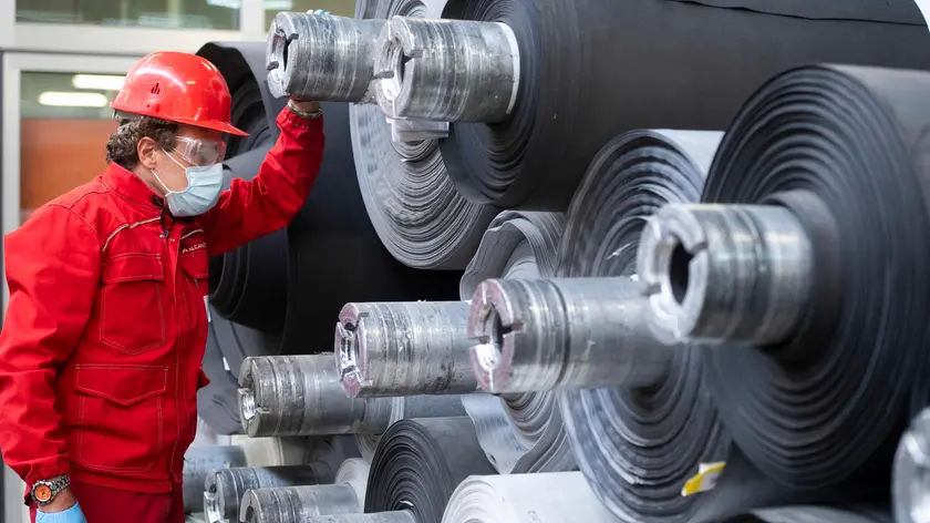 Un operaio dotato di guanti, occhiali protettivi e mascherina, a lavoro nell'impianto produttivo di Alcantara, uno dei brand piÃ¹ importanti del Made in Italy, con sede a Nera Montoro, frazione del comune di Narni (TR), in occasione della riapertura dello stabilimento a seguito delle misure imposte dalla Presidenza del Consiglio dei ministri per arginare la diffusione del Coronavirus, 15 aprile 2020. ANSA/CLAUDIO PERI A worker equipped with gloves, protective glasses and mask, at work in the production plant of Alcantara, one of the most important brands of Made in Italy, based in Nera Montoro, a hamlet of the municipality of Narni in the province of Terni, on the occasion of the reopening of the factory following the measures imposed by the Prime Minister's Office to counter the spread of Coronavirus, 15 April 2020. Alcantara is one of the most important Made in Italy brands. ANSA / CLAUDIO PERI