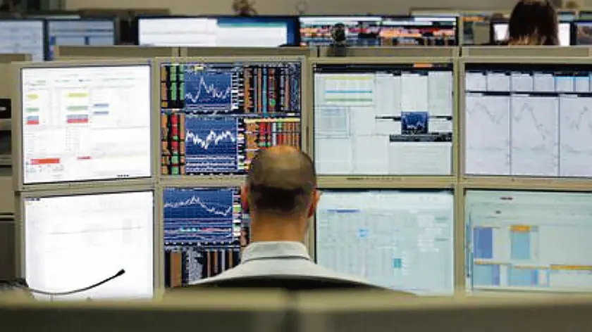 Un operatore di Borsa di una banca davanti ai monitor, Milano, 19 Ottobre 2018. ANSA / MATTEO BAZZI