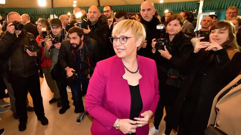 epa10304401 Natasa Pirc Musar (C), first female president-elect of Slovenia speaks to the media in Ljubljana, Slovenia, 13 November 2022. Natasa Price Musar celebrate her victory after the second round of the Slovenian Presidential Elections 2022. EPA/IGOR KUPLJENIK
