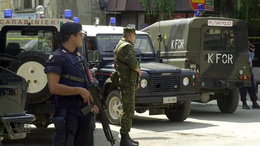 Carabinieri della missione Nato Kfor schierati in Kosovo in una foto d’archivio
