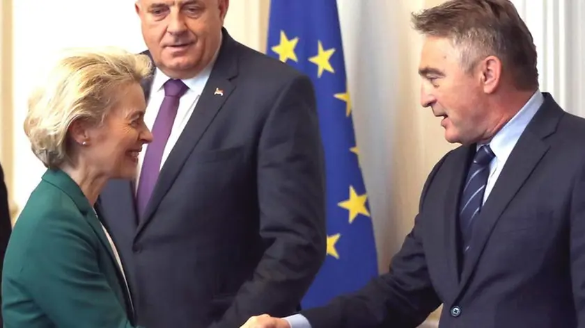 Von Der Leyen stringe la mano a Zeljko Komsic, al centro Milorad Dodik