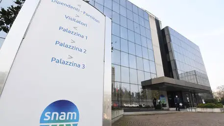 La sede della Snam a San Donato Milanese, 22 febbraio 2021. Snam ed Hera annunciano la firma di una lettera di intenti per una collaborazione tecnologica finalizzata allo sviluppo dell'idrogeno, ciascuna per i propri ambiti di attività. L'obiettivo è la sperimentazione e successiva realizzazione di una serie di soluzioni in grado di dare risposta alle esigenze di decarbonizzazione del territorio emiliano-romagnolo in maniera trasversale, dalle realtà produttive fino alla mobilità e ai singoli cittadini. L'intesa contribuirà, inoltre, a dare impulso allo sviluppo delle energie rinnovabili in Italia, in linea con gli indirizzi tracciati dall'Unione europea. ANSA/DANIEL DAL ZENNARO