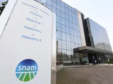 La sede della Snam a San Donato Milanese, 22 febbraio 2021. Snam ed Hera annunciano la firma di una lettera di intenti per una collaborazione tecnologica finalizzata allo sviluppo dell'idrogeno, ciascuna per i propri ambiti di attività. L'obiettivo è la sperimentazione e successiva realizzazione di una serie di soluzioni in grado di dare risposta alle esigenze di decarbonizzazione del territorio emiliano-romagnolo in maniera trasversale, dalle realtà produttive fino alla mobilità e ai singoli cittadini. L'intesa contribuirà, inoltre, a dare impulso allo sviluppo delle energie rinnovabili in Italia, in linea con gli indirizzi tracciati dall'Unione europea. ANSA/DANIEL DAL ZENNARO