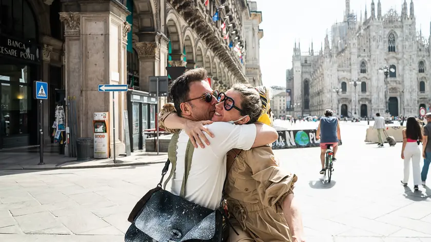 Franco Zanellato a Milano, dopo un viaggio di tre giorni in bicicletta per celebrare i 10 anni della sua borsa “Postina”. Nella foto con la moglie Federica