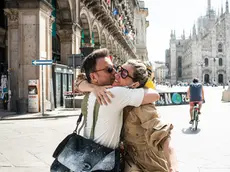 Franco Zanellato a Milano, dopo un viaggio di tre giorni in bicicletta per celebrare i 10 anni della sua borsa “Postina”. Nella foto con la moglie Federica