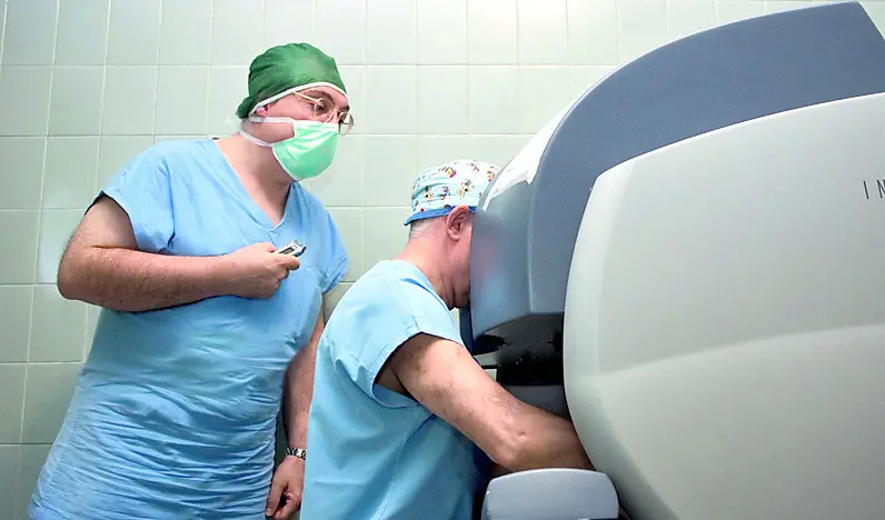 Artibani opera con il robot Da Vinci. Alle sue spalle, il giornalista Stefano Lorenzetto, autore della intervista