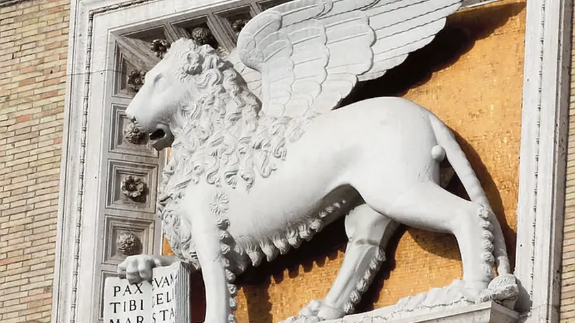 Un dettaglio del portone d'ingresso del Palazzo delle Assicurazioni Generali a Roma. ANSA/CLAUDIO PERI