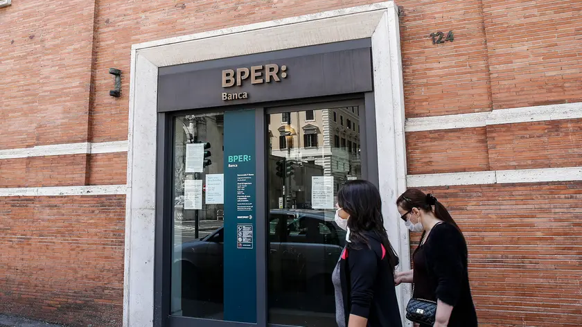 Una filiale della BPER: Banca a Roma, in una foto d'archivio del 16 aprile 2020. ANSA / FABIO FRUSTACI