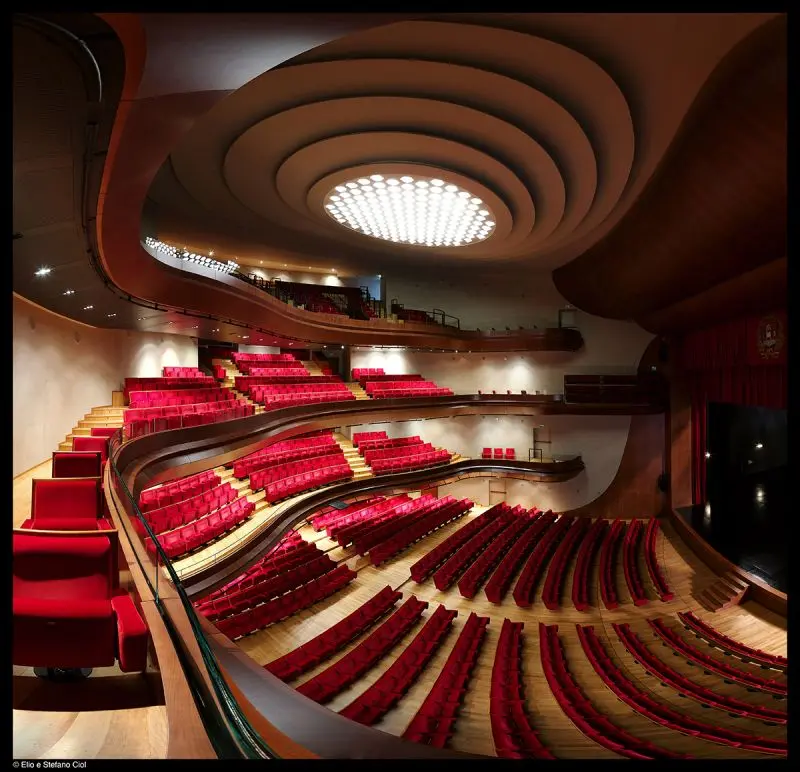 Particolare della sala grande del Teatro Verdi di Pordenone: Cozzarin legnami ha realizzato il rivesimento delle pareti e il pavimento in legno