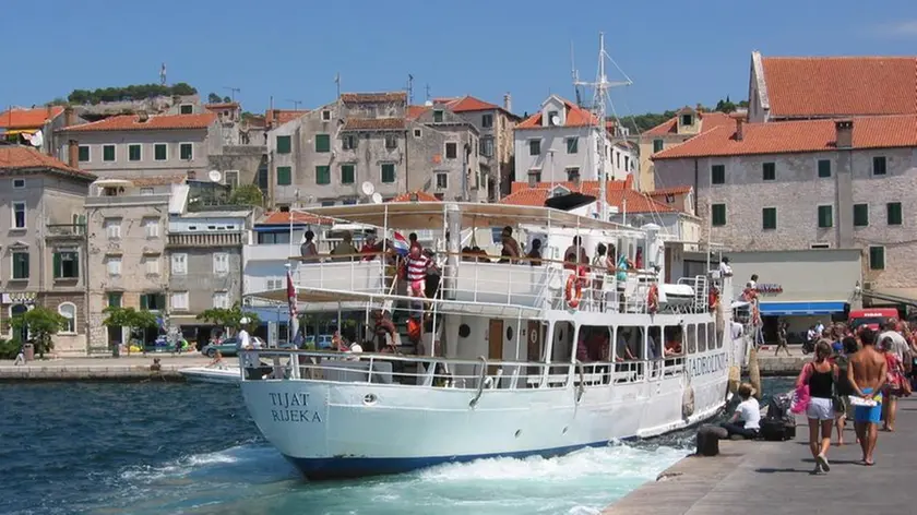 La nave Tijat in servizio nelle acque del Sebenzano