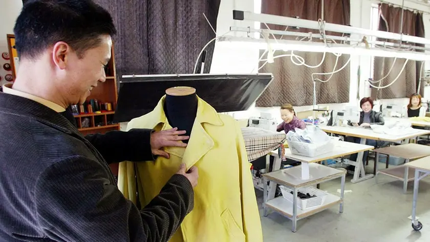 IMPRESE: E' BOOM DI QUELLE CINESI, +131% IN 8 ANNI. Un imprenditore cinese ripreso con alcune operaie nel suo laboratorio di confezioni in pelle e tessuto a Castelfranco di Sotto, in provincia di Pisa, in un'immagine d'archivio. Ormai hanno quasi raggiunto quota cinquantamila e le loro attivita' si concentrano principalmente in Lombardia, Toscana, Veneto ed Emilia Romagna: sono gli imprenditori cinesi, la cui presenza in Italia dal 2002 al 2009 e' cresciuta del 131,1%. I piccoli negozi di vicinato e gli ambulanti sono i settori dove sono piu' presenti, segue il manifatturiero ed in particolare il tessile, l'abbigliamento, la pelletteria e le calzature. E' questo il primo identikit dell'imprenditoria cinese presente in Italia elaborato dall'Ufficio Studi della Cgia di Mestre. FRANCO SILVI - ANSA / ARCHIVIO / LI