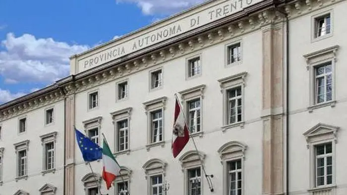 Palazzo della Provincia autonoma di Trento, in piazza Dante, con le bandiere sulla facciata. ANSA/UFF STAMPA PROVINCIA AUTONOMA DI TRENTO ++NO SALES, EDITORIAL USE ONLY++