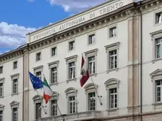 Palazzo della Provincia autonoma di Trento, in piazza Dante, con le bandiere sulla facciata. ANSA/UFF STAMPA PROVINCIA AUTONOMA DI TRENTO ++NO SALES, EDITORIAL USE ONLY++