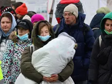 In una foto dell'Ansa l'esodo dei profughi dall'Ucraina