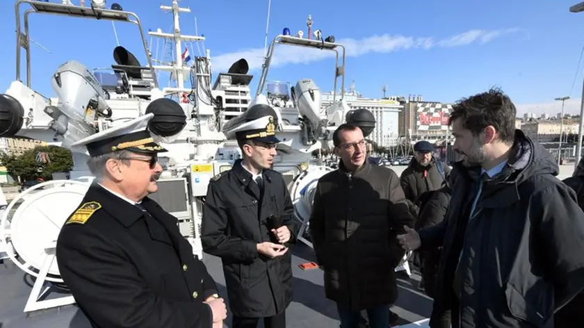 La visita delle autorità locali a bordo del pattugliatore “Peluso”. A destra il console italiano Bradanin