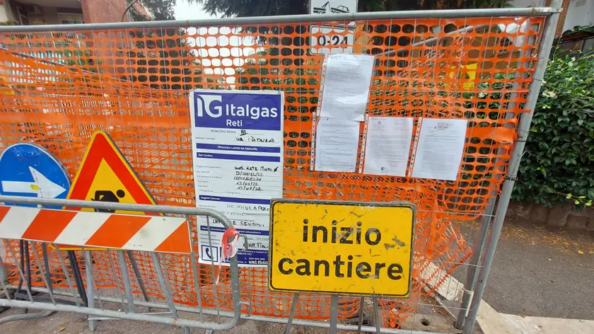 28/06/2022 ROMA. Cantiere Italgas rompe tubo dell'acqua a Talenti, la strada si allaga, ma non viene nessuno a riparare il danno o, almeno, a chiudere l'acqua. L'incidente a via Vuncenzo Padula a mezzogiorno. Testimonianza di un condomino: 'Abbiamo chiesto ai tecnici del cantiere di chiamare l'Acea. La risposta è stata ' chiamate anche voi così forse viene qualcuno'. In realtà nessuno Si è visto. l'allagamento e lo spreco sarebbero assai più evidenti se l'acqua non fosse risucchiata da un tombino, unica cosa a funzionare. Alcuni palazzi sul lato dei numeri pari sono a secco.