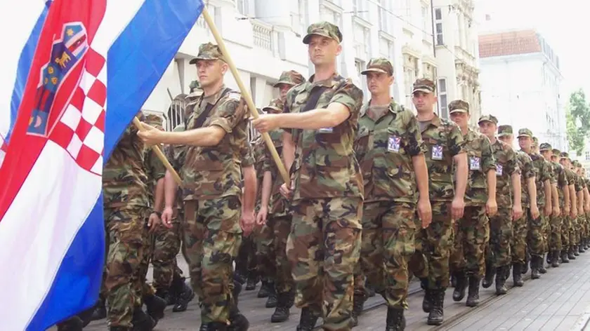 Un reparto di soldati dell'esercito croato durante una manifestazione militare in una foto d’archivio