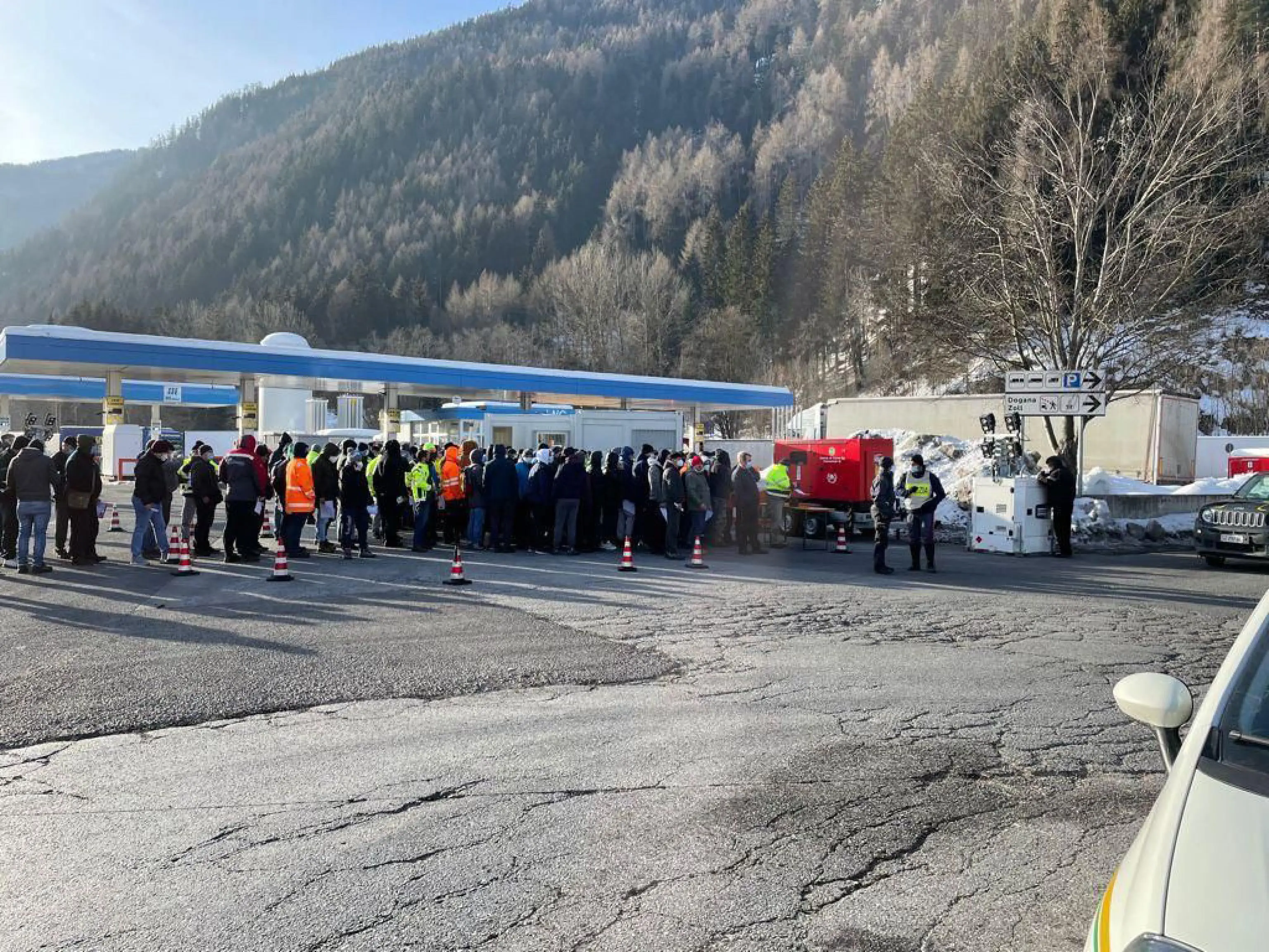 Some truck drivers waiting to carry out the swabto be able to continue the journey outside Italy to the border with Austria at the Brenner, 15 February 2021. On the Brenner motorway heading north there are queues for heavy vehicles between Bressanone and the Brenner or for 40 km. In fact, for journeys whose destination is in Germany or must be reached through Germany, at the entrance to Tyrol, not only at the Brenner Pass, but also at the Resia pass and the San Candido-Prato alla Drava pass, a negative buffer is needed. Pcr or antigenic carried out in the previous 48 hours. ANSA / GNEWS
