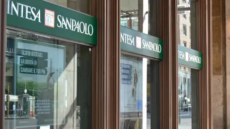 Economia: filiale della banca Intesa Sanpaolo a Milano vicino piazza San Babila. Immagine generica. Foto ANSA/Roberto Ritondale