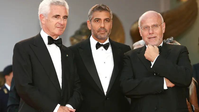 Davide Croff in una foto di archivio quando era presidente della Biennale accanto all'attore George Clooney