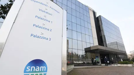La sede della Snam a San Donato Milanese, 22 febbraio 2021. Snam ed Hera annunciano la firma di una lettera di intenti per una collaborazione tecnologica finalizzata allo sviluppo dell'idrogeno, ciascuna per i propri ambiti di attività. L'obiettivo è la sperimentazione e successiva realizzazione di una serie di soluzioni in grado di dare risposta alle esigenze di decarbonizzazione del territorio emiliano-romagnolo in maniera trasversale, dalle realtà produttive fino alla mobilità e ai singoli cittadini. L'intesa contribuirà, inoltre, a dare impulso allo sviluppo delle energie rinnovabili in Italia, in linea con gli indirizzi tracciati dall'Unione europea. ANSA/DANIEL DAL ZENNARO