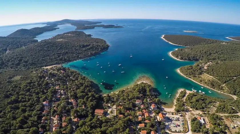 Uno scorcio della baia di Artatore a Lussino
