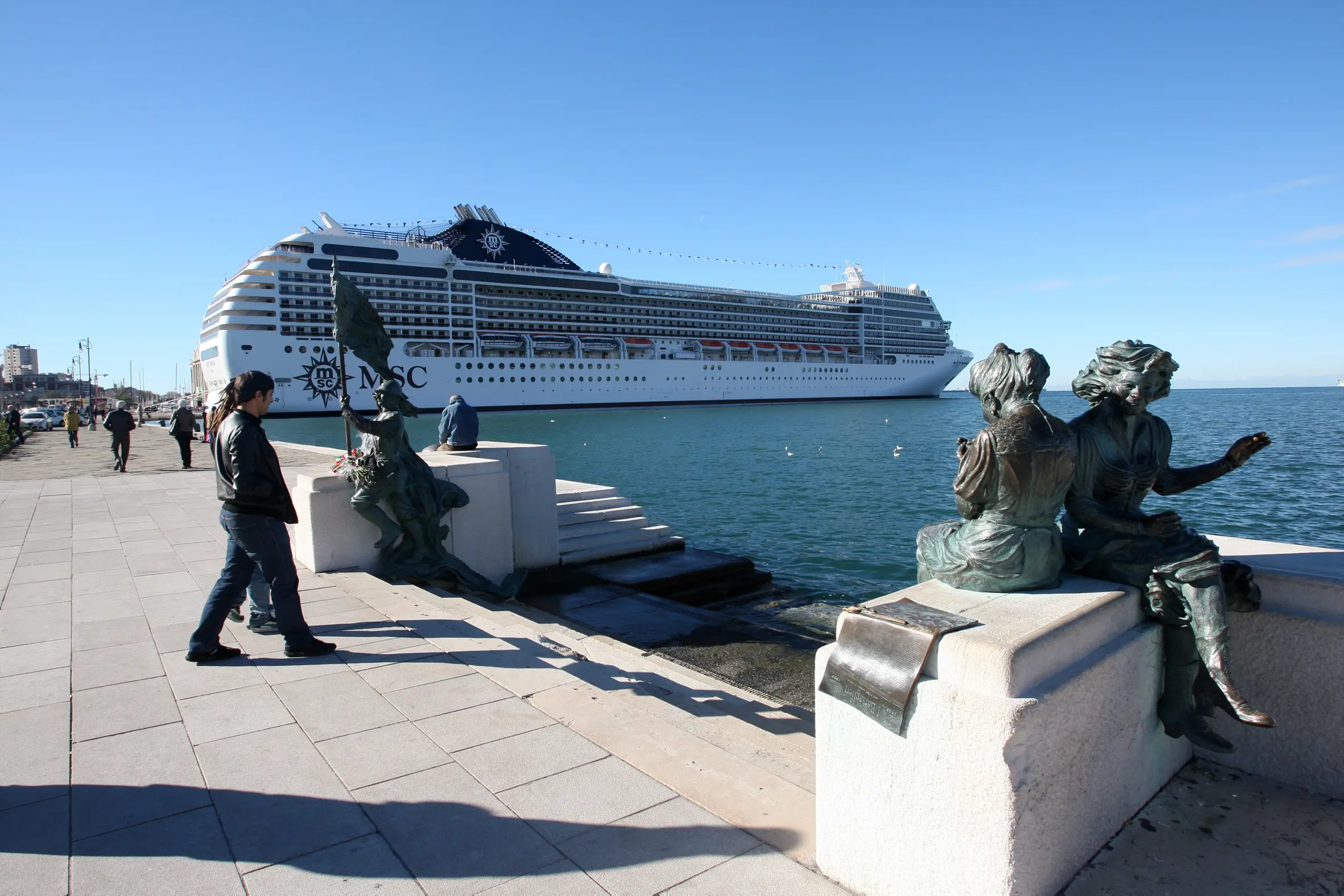 07/11/2012 Trieste - Nave da crociera MSC ormeggiata sulle Rive